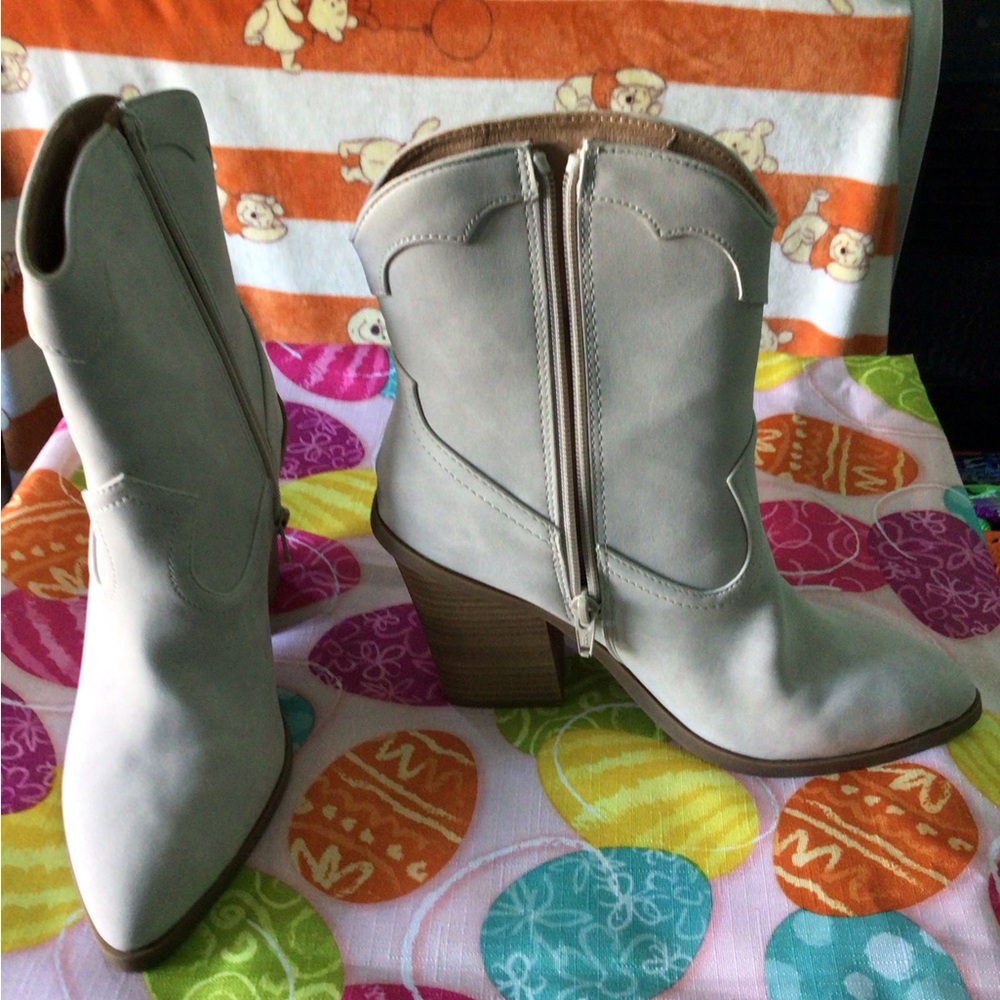 LC Lauren Conrad Cream Heeled Ankle Boots